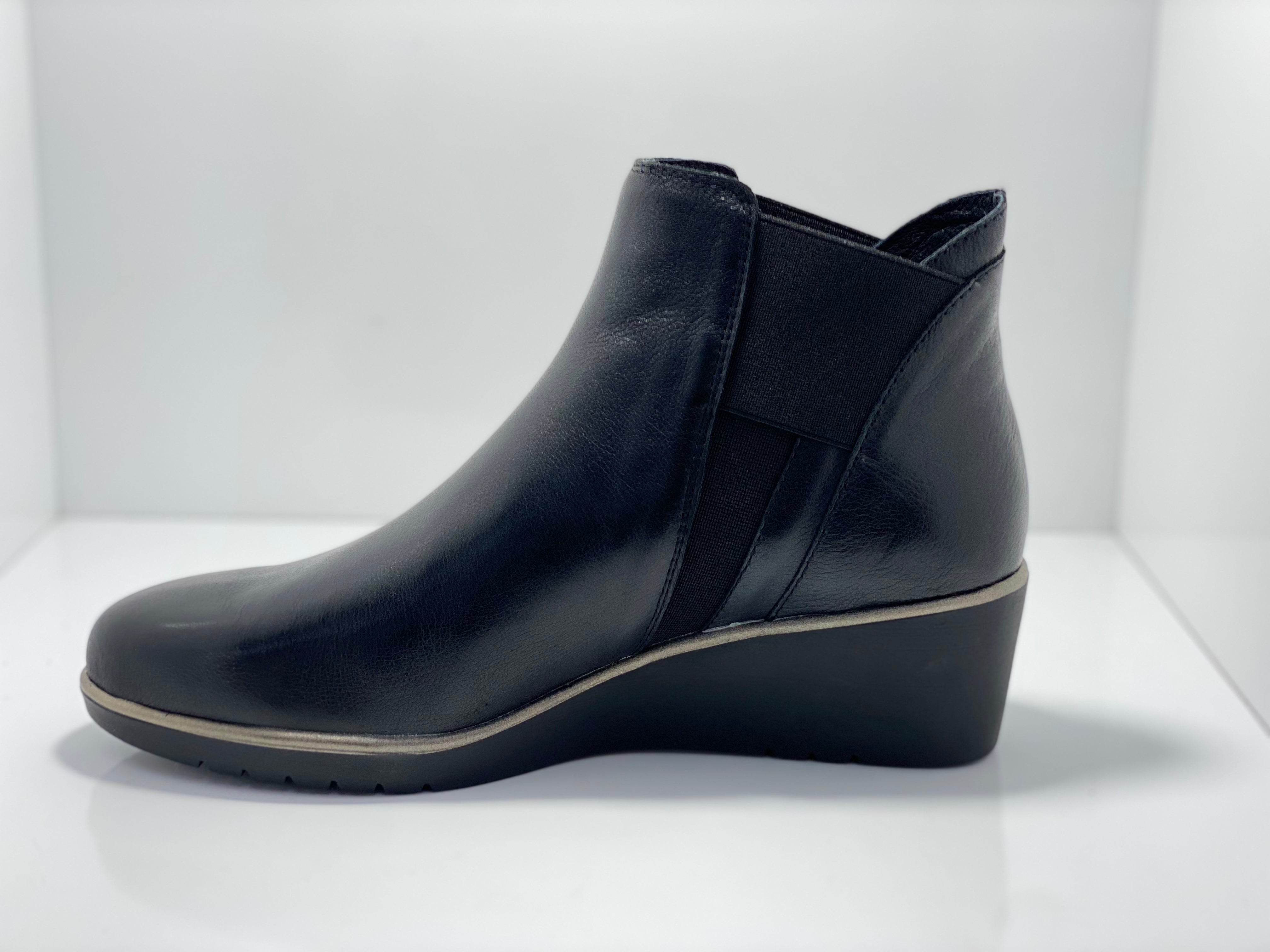Uziel Twin Gusset Pull on Boot D & J