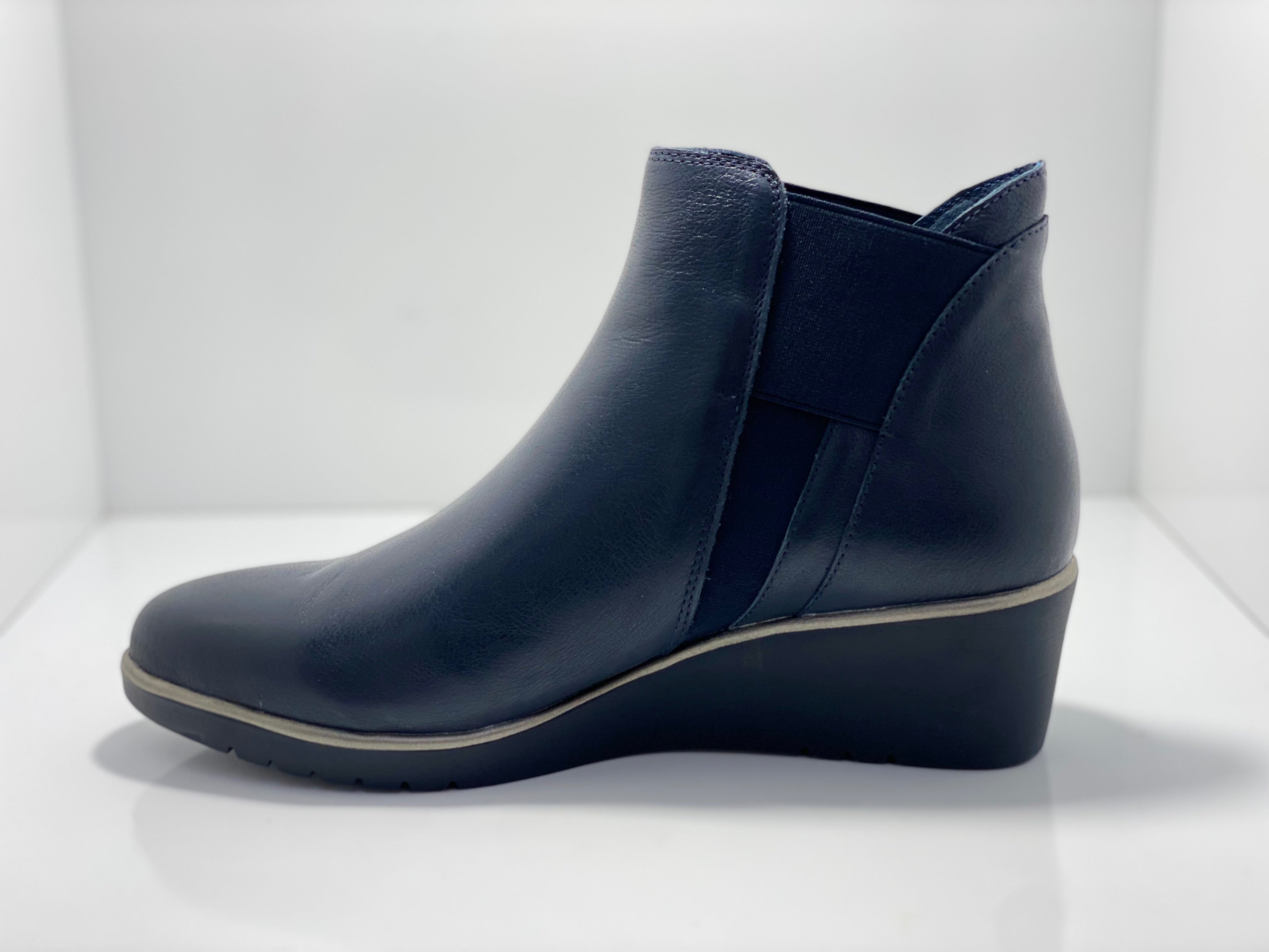 Uziel Twin Gusset Pull on Boot D & J