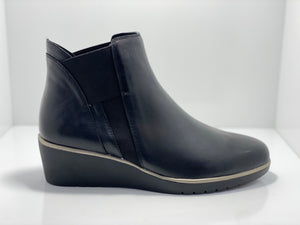 Uziel Twin Gusset Pull on Boot D & J