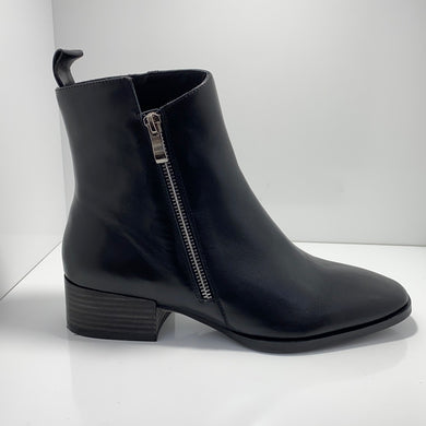 Kendra Leather Outside Zip EOS