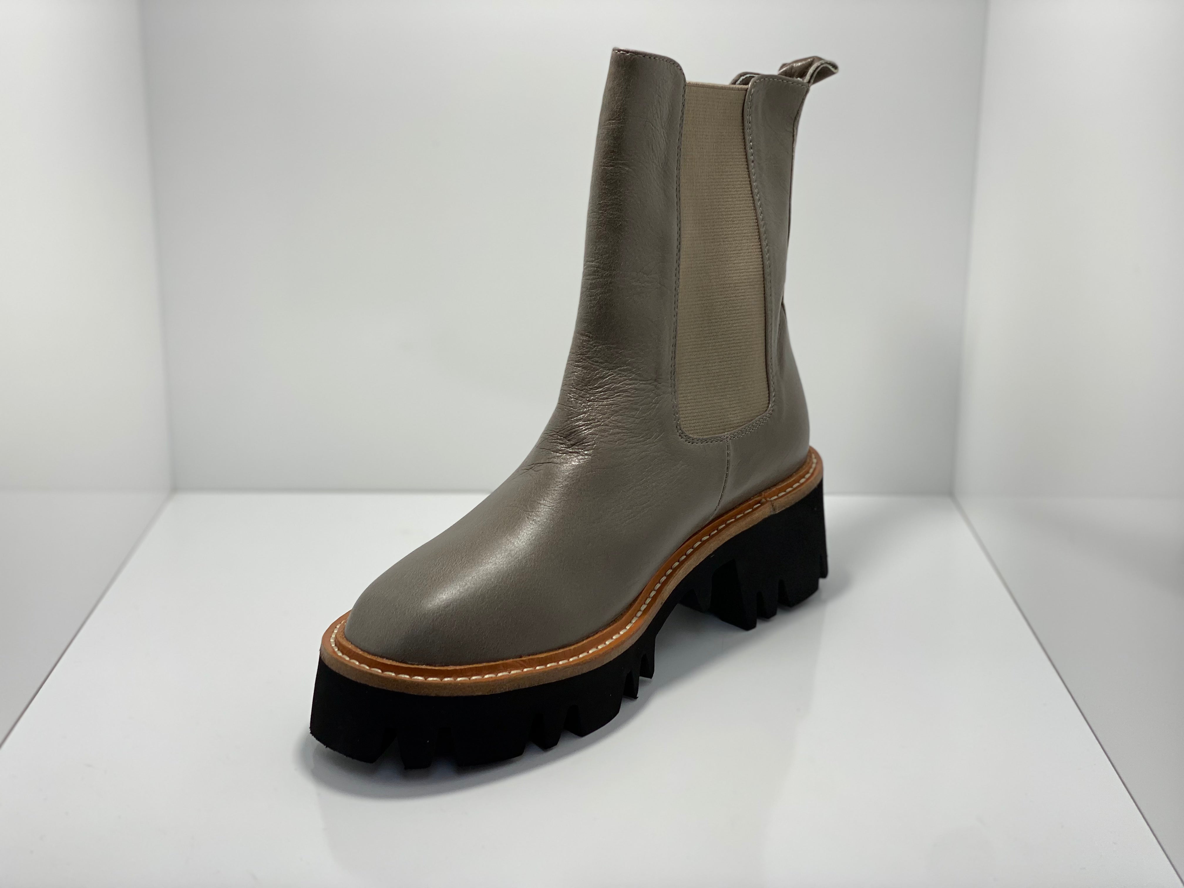 Vienna Leather Pull on Boot